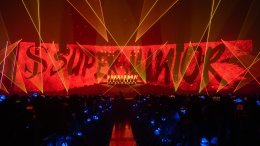 SUPER JUNIOR ตำนานที่ยังคงสร้างตำนานอันยิ่งใหญ่ต่อไป โชว์สุดยอดการแสดงฉลองครบรอบ 20 ปี <SUPER SHOW 10> บัตรหมดทั้ง 2 รอบ รวมผู้ชมกว่า 22,000 คน ครองบัลลังก์ศิลปินเกาหลีวงแรกที่สามารถจัดคอนเสิร์ตในประเทศไทยได้ติดต่อกันเป็นครั้งที่ 10!